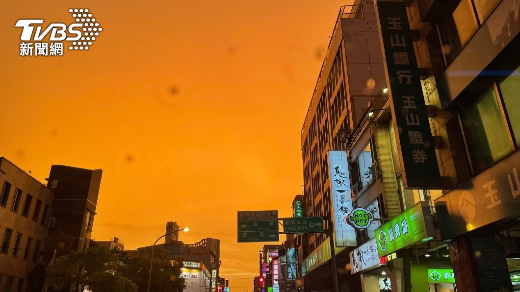 天有異象!宜蘭天空「一片橘黃」 氣象站:下大雨機率高