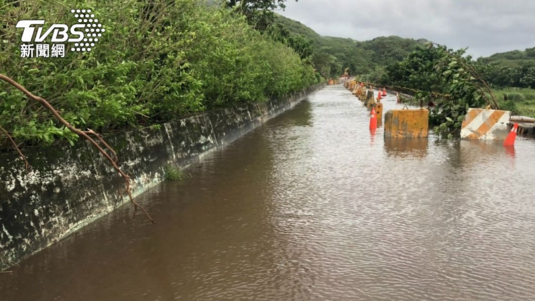 蘭嶼路面積水未退。(圖/TVBS)