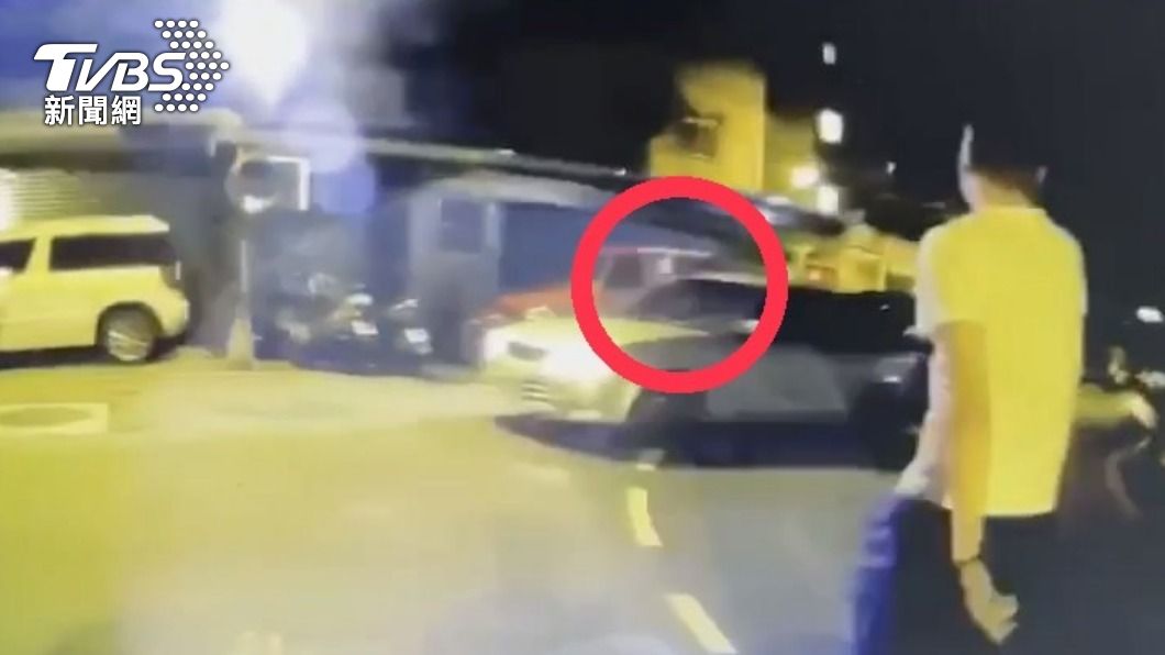 白目！爭風吃醋談判破裂「追逐撞車又開槍」　警怒轟4槍逮人