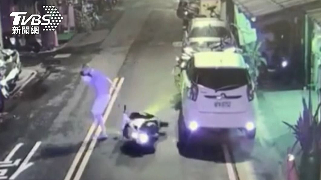 袁男撞車後棄車徒步逃逸。(圖/TVBS)