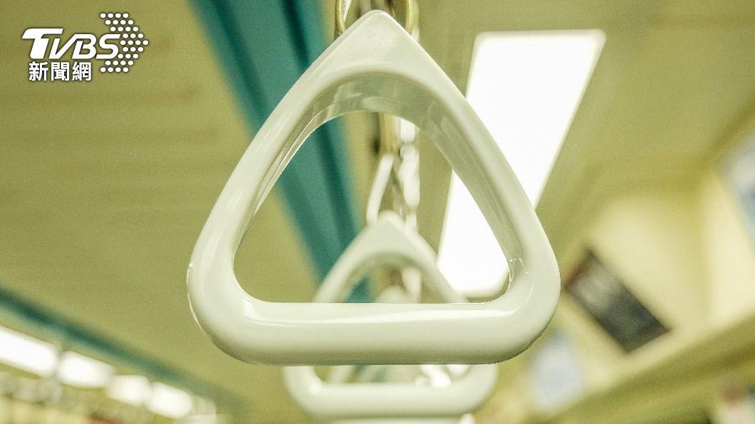 網友表示,台北捷運列車夠穩所以不必拉吊環。(示意圖/shutterstock 達志影像)