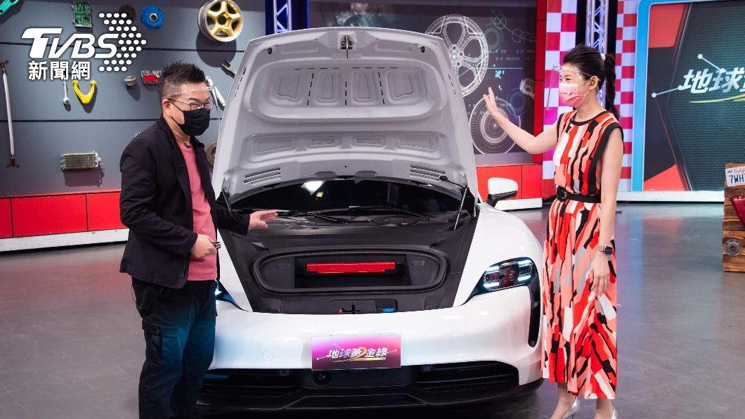 沈玉琳向主持人蘇宗怡展示保時捷愛車的觸摸開啟車廂功能。(圖/TVBS)