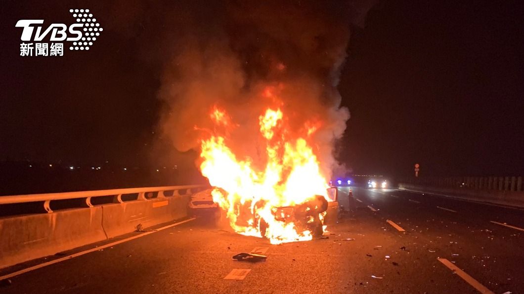 命大！擦撞護欄再遭追撞　轎車「燒成火球」駕駛驚逃