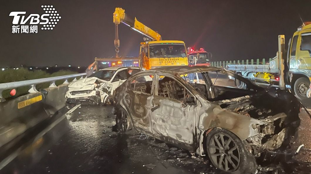 林男的轎車幾乎被燒到全毀。(圖/消防提供)