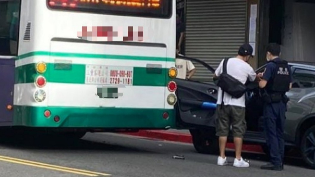 「我的車門...」駕駛違停剛上車 門未關遭公車撞凹