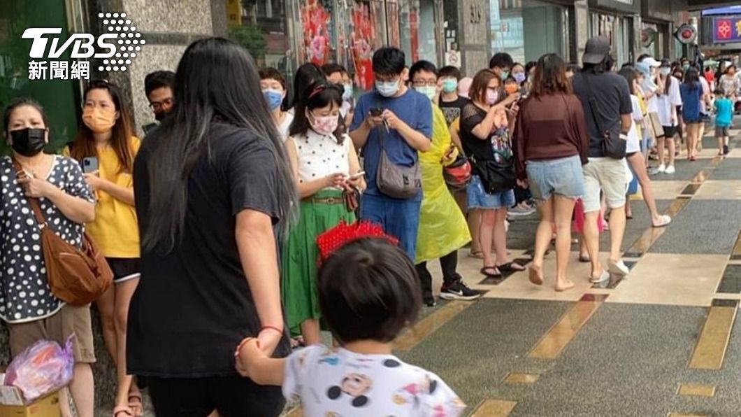 聽到火災警鈴聲,住戶紛紛衝下大樓避難。(圖/民眾提供)
