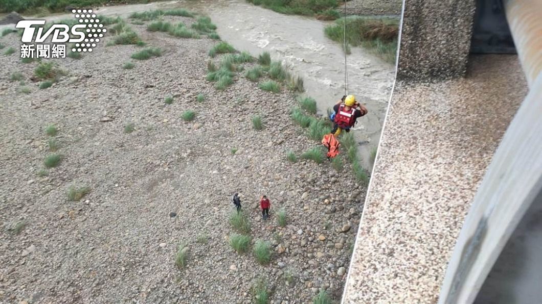 不甩「璨樹」！苗栗男釣魚遭水沖走　還有2人困沙洲