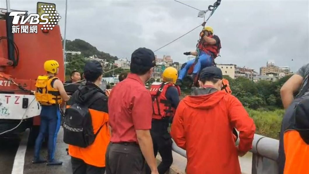 受困沙洲的2名印尼籍男子已獲救。(圖/消防提供)