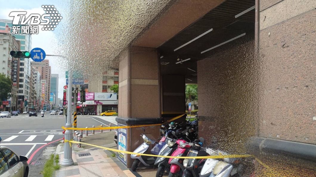 高雄風雨不大仍傳災情 大樓疑屋齡老舊磁磚剝落傷人