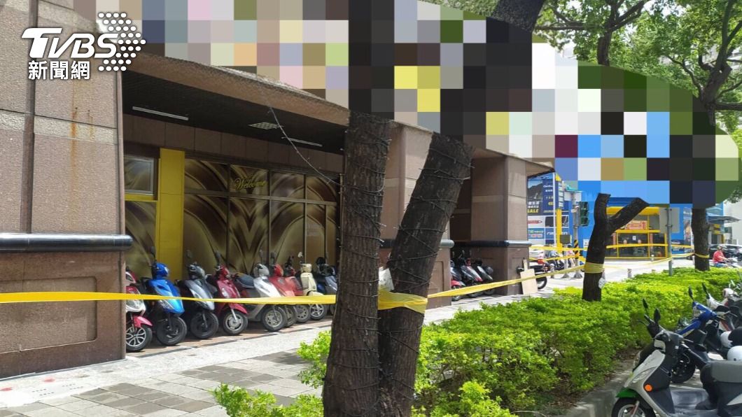 高雄大樓磁磚剝落傷人。(圖/高雄市政府警察局前鎮分局提供)