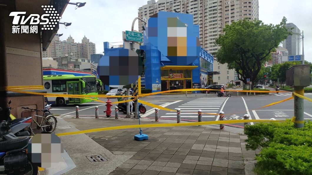 高雄大樓磁磚剝落傷人,現場已擴大拉封鎖線警示。(圖/高雄市政府警察局前鎮分局提供)