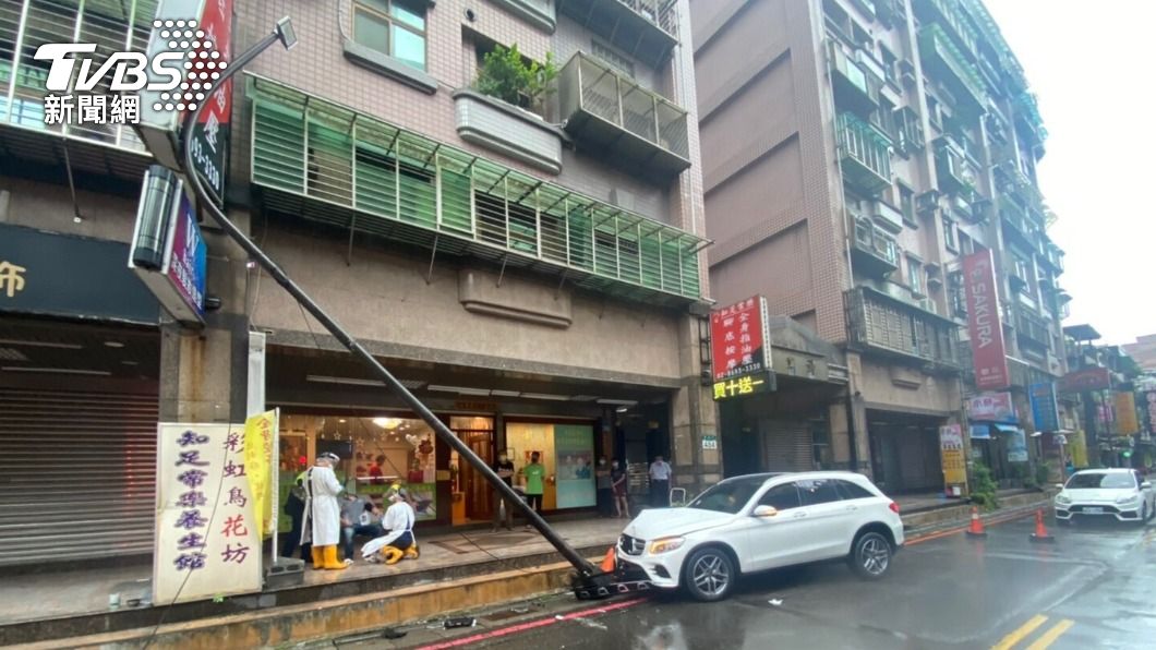 賓士車不明原因自撞 路燈「歪腰」波及無辜店家