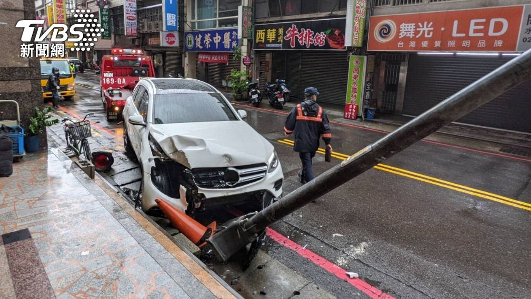 賓士車駕駛不明原因自撞。(圖/TVBS)