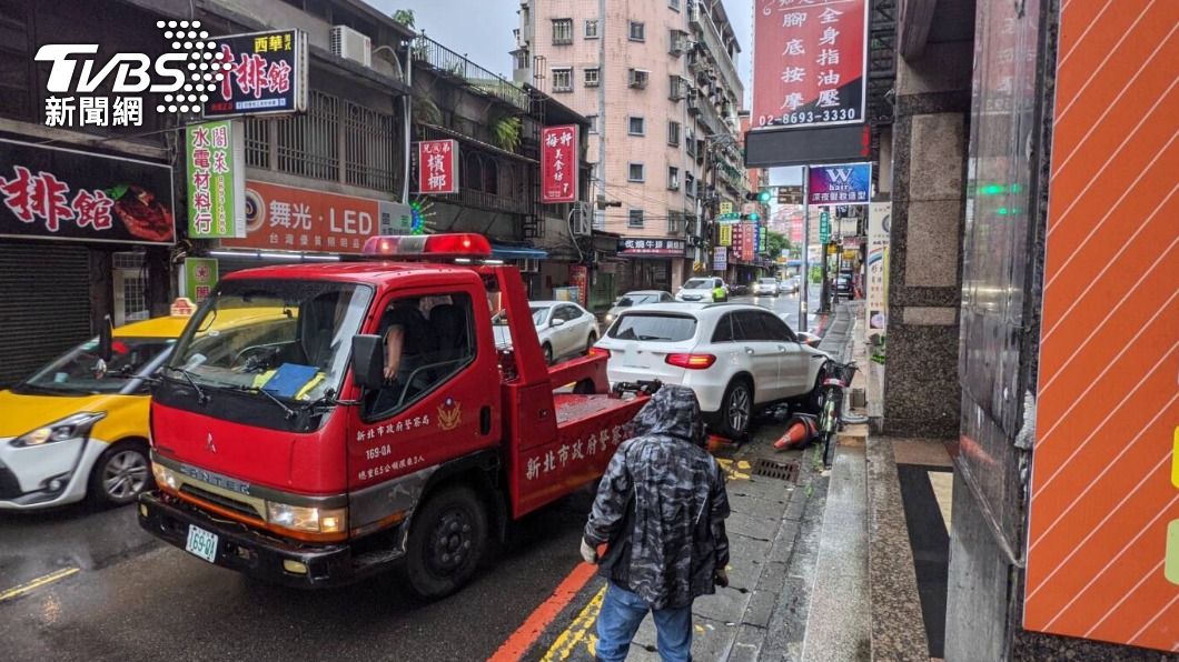 拖吊車到場緊急排除事故。(圖/TVBS)