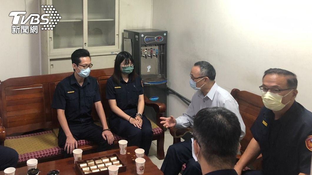 車禍遇歹徒「開槍挑釁」警秒回擊4槍！警政署長慰問中和警