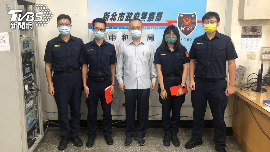 警政署長(中)頒發慰問金。(圖/TVBS)