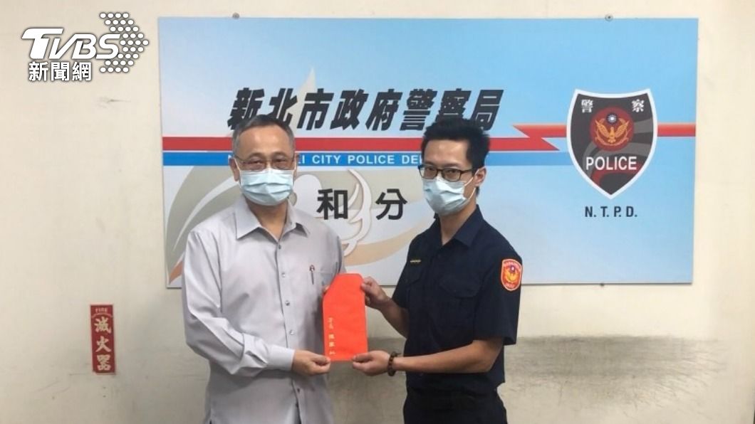 警員盧豐遠(右)冷靜朝歹徒車輛連開4槍。(圖/TVBS)