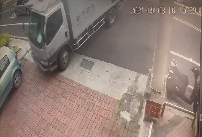 物流車駕駛陳男上週才撞上恆春分局後門。(圖/警方提供)