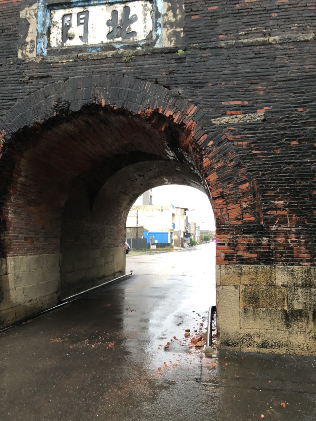 物流車駕駛陳男行經屏東恆春古城北門時,撞上北門牆邊,造成紅磚掉落。(圖/警方提供)