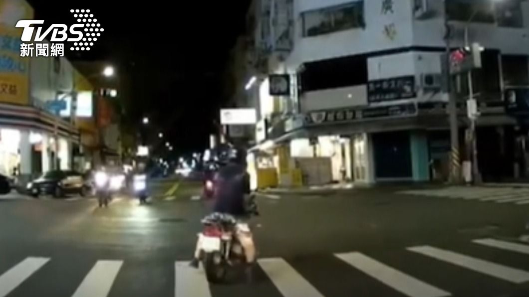 騎士就連綠燈起步都差點摔車。(圖/TVBS)
