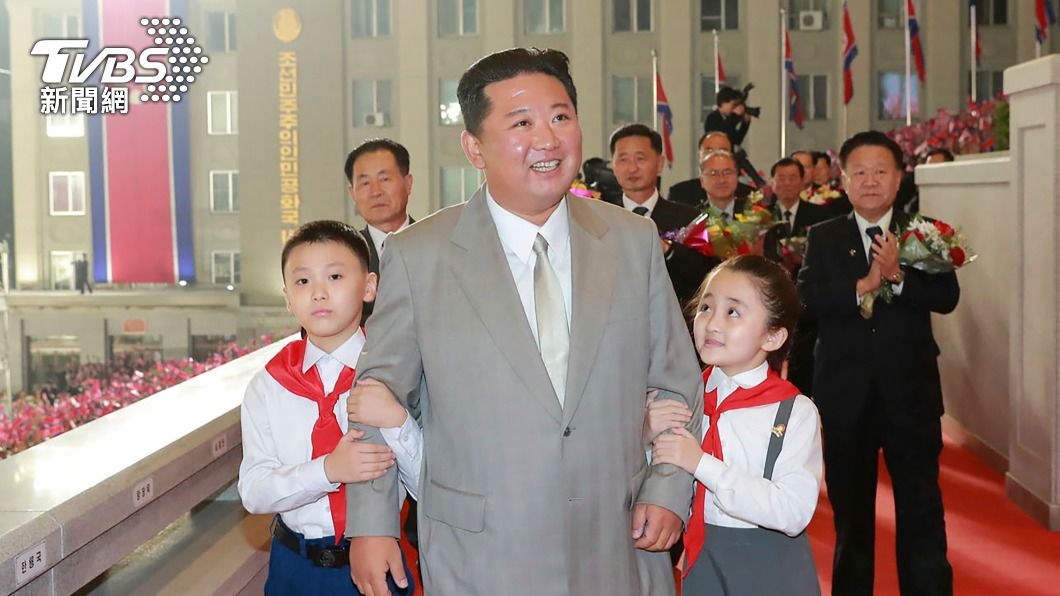 金正恩出席閱兵大典,週末的飛彈試射活動則並未出席。(圖/AP)