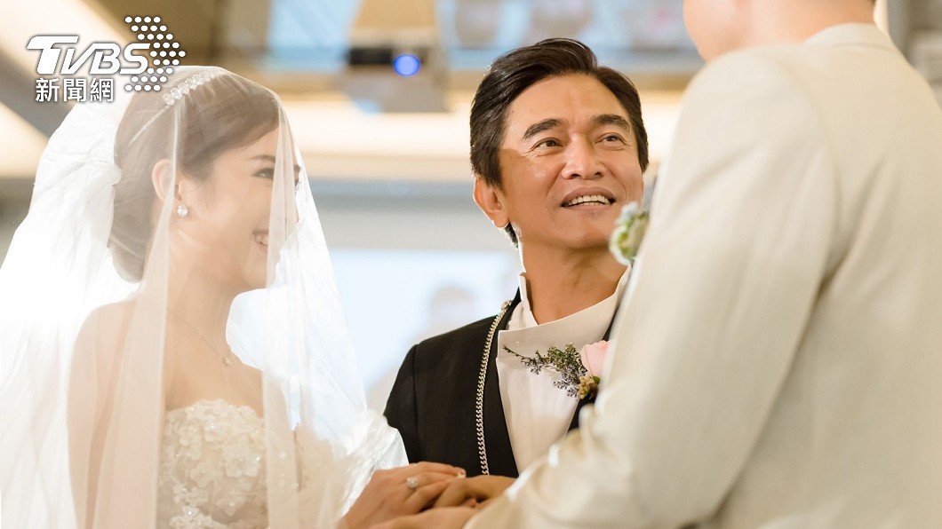 吳宗憲去年9月笑著嫁女,但眼裡的不捨心情藏不住。(圖/容易文創提供)