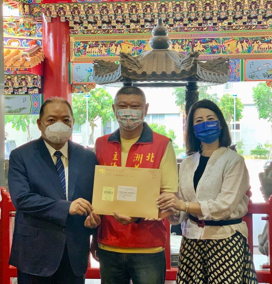 前國策顧問黃承國9月1日前往洲美三王宮參拜並頒贈總統府墨寶給宮廟主委林富家（中），而林富家在臉書仍稱黃「國策顧問」。（圖／翻攝林富家臉書）