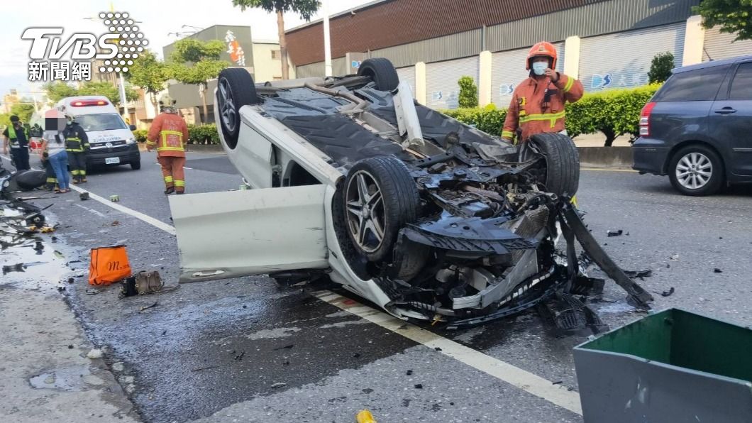 賓士車女駕駛撞飛雙載母女!又失控衝人行道撞變電箱翻覆