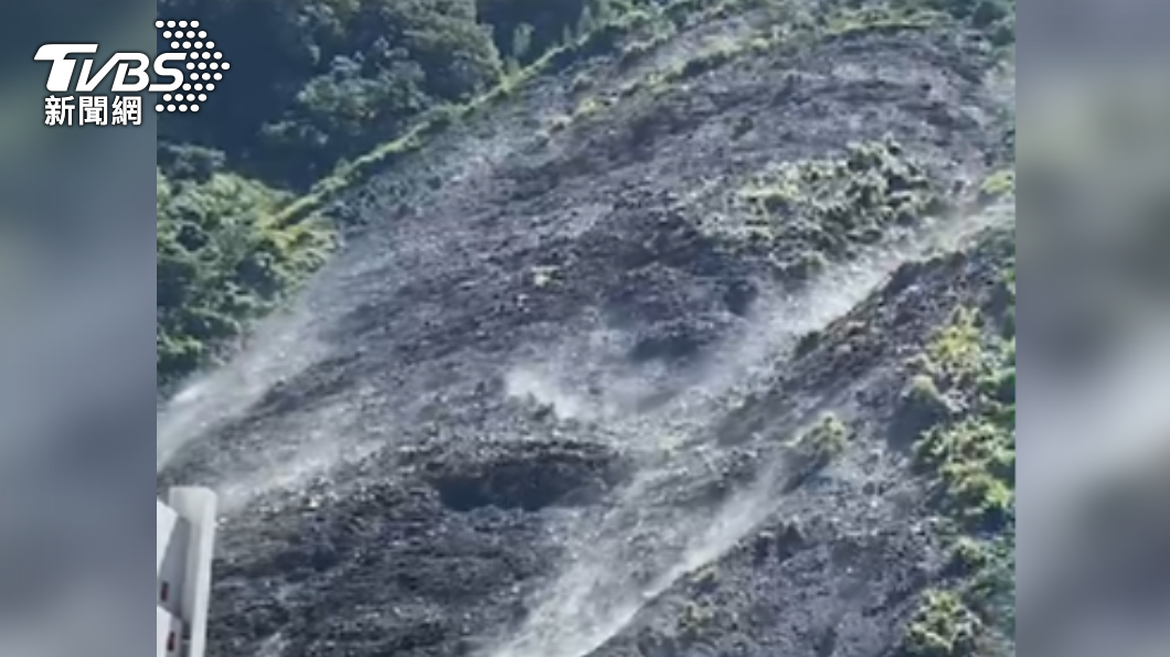 當地民眾拍下土石坍方瞬間。(圖/民眾提供)