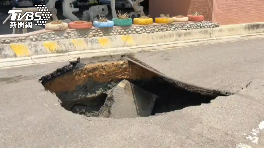 桃園市大園區圳頭軍史公園入口處道路,驚見深度逾8公尺的天坑。(圖/TVBS)