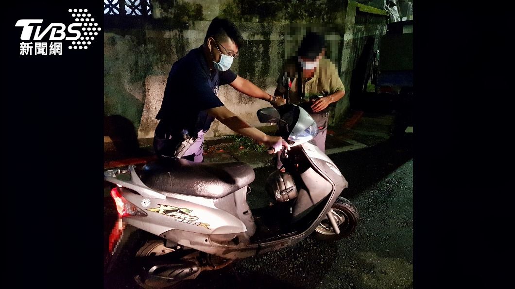 機車發不動無法回家!巡邏警見老翁呆坐暗巷 「踩發」救援