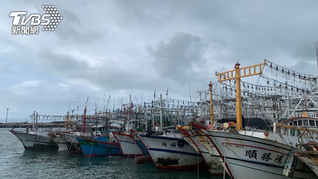 為躲避颱風璨樹外圍環流,15艘掛滿集魚燈的船停靠福澳港。(圖/中央社)