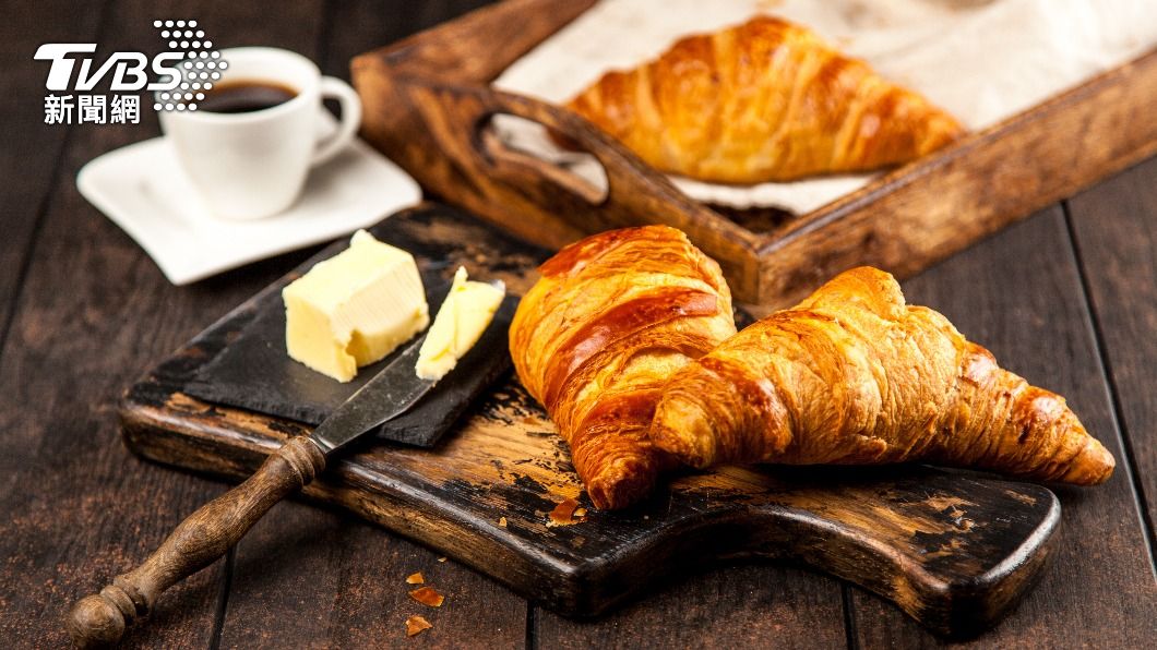 享用可頌時可以搭配無糖飲料來降低熱量。(示意圖/shutterstock達志影像)