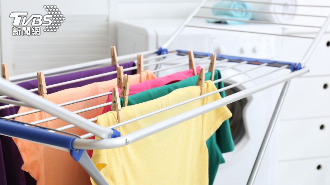 網友表示衣服沒有曬乾會容易發霉。(示意圖/shutterstock達志影像)