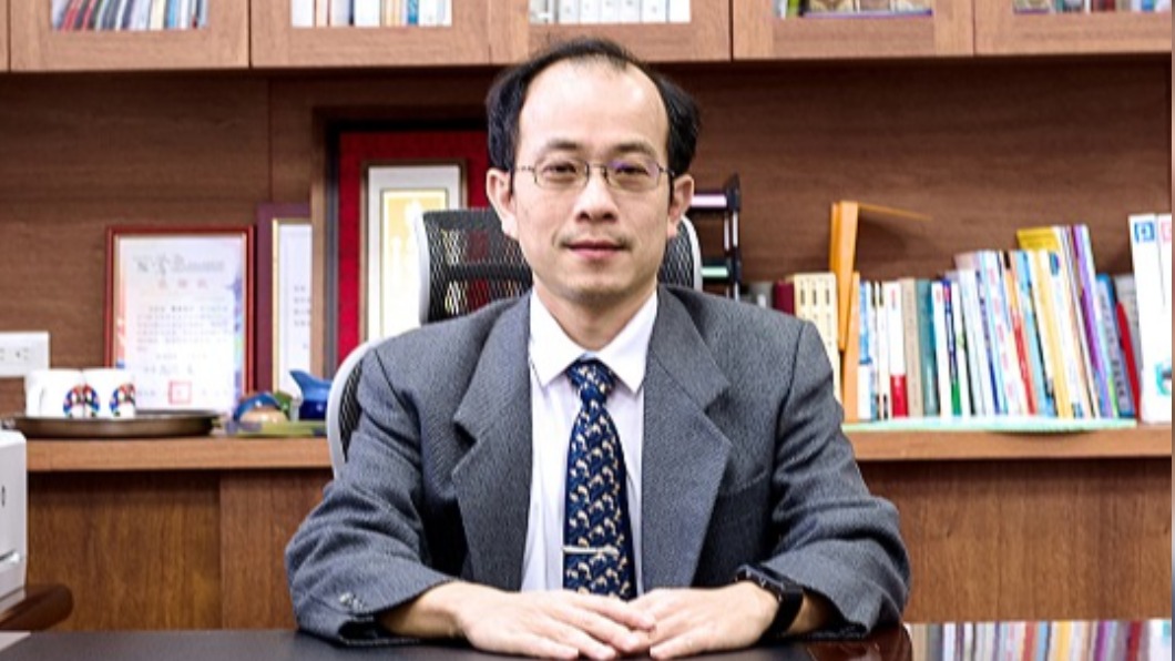 辭修高中校長張凱智說明校內出現過期奶茶的案件。(圖/翻攝自辭修高中官網)