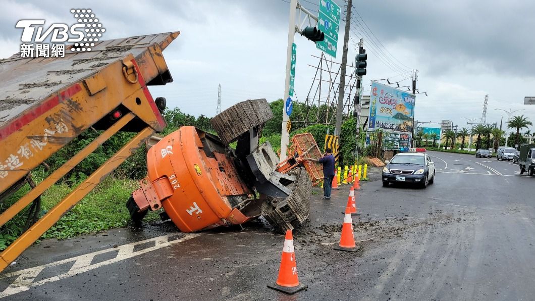 都同路口!4月才發生水泥車翻覆 今高空作業車翻落路面
