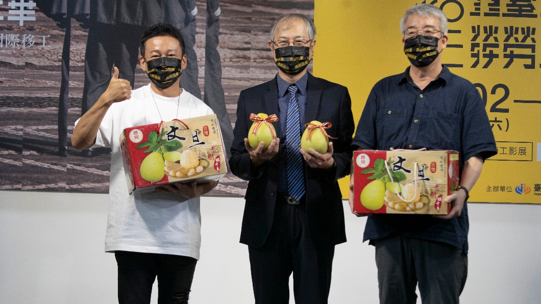 代言人李康生(左起)、江明志副局長、策展顧問郭力昕教授。(圖/電影戲劇業職業工會提供)