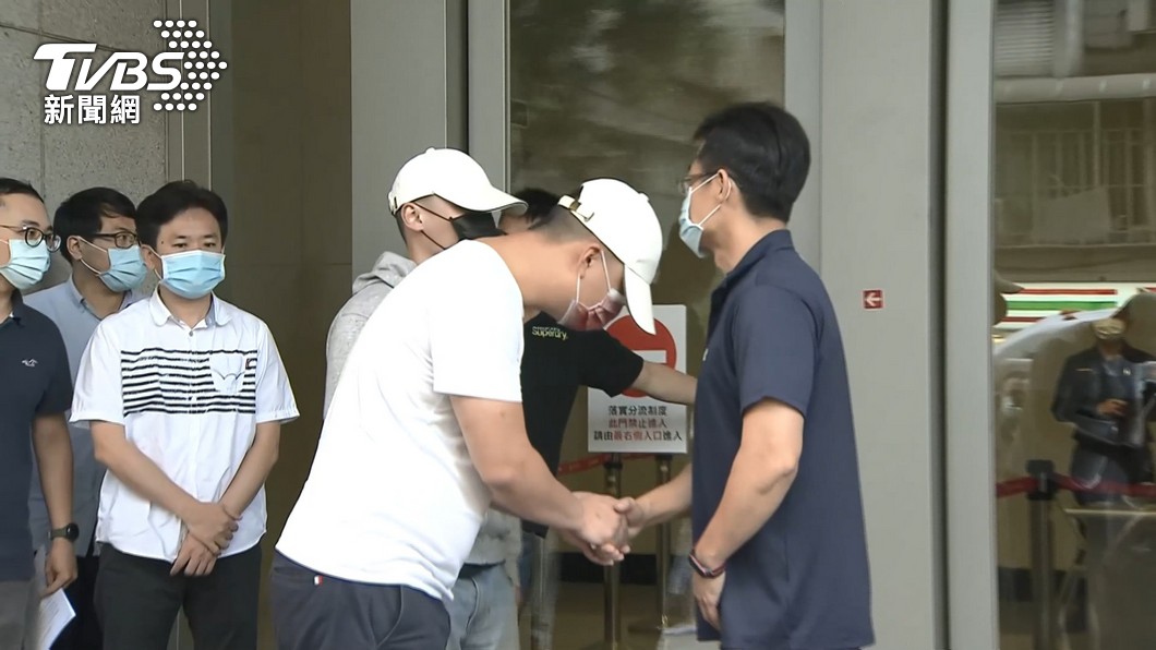 事發後松山分局還安排黑衣人和解戲碼。(圖/TVBS資料畫面)