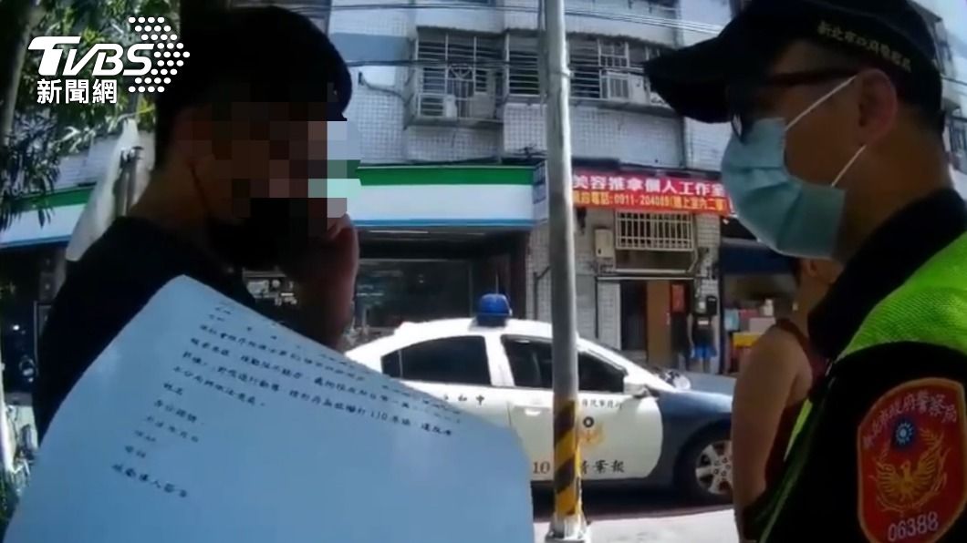 警方訓斥亂打報案電話的曾男。(圖/TVBS)