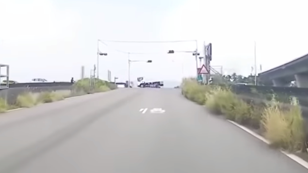 林女連人帶車遭輾過。(圖/翻攝自狂爆料服務站 YouTube)