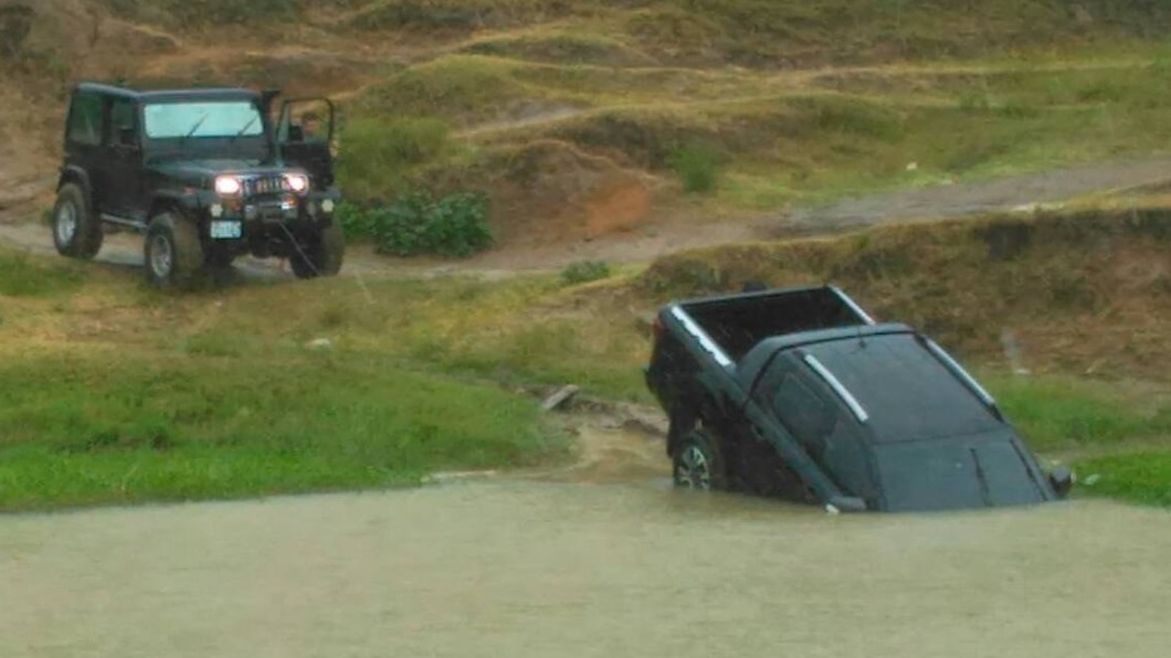 「浪九」皮卡浸水了！颱風天水牛坑玩車　栽進水坑受困