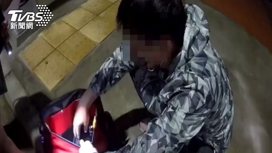 毒蟲辯包包內放燒給亡妻的紙蓮花，卻全是毒品。（圖／TVBS）