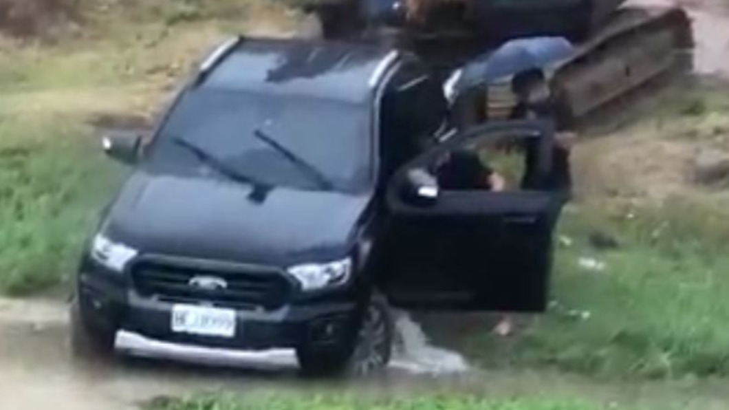 駕駛打開車門，內裝浸水。（圖／翻攝自重機車友各區路況天氣回報中心 臉書）