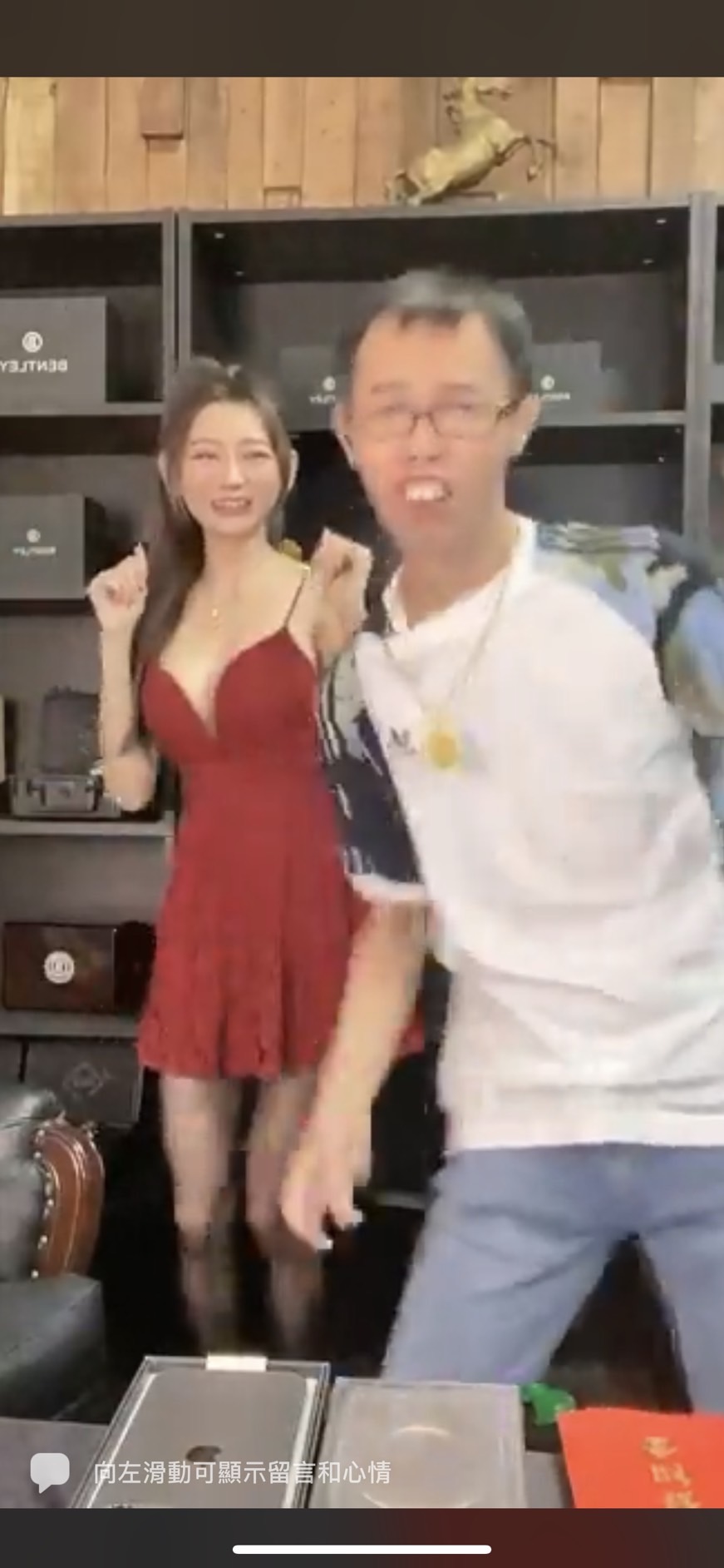 鄧佳華在直播間跳舞。(圖/翻攝自連千毅臉書)