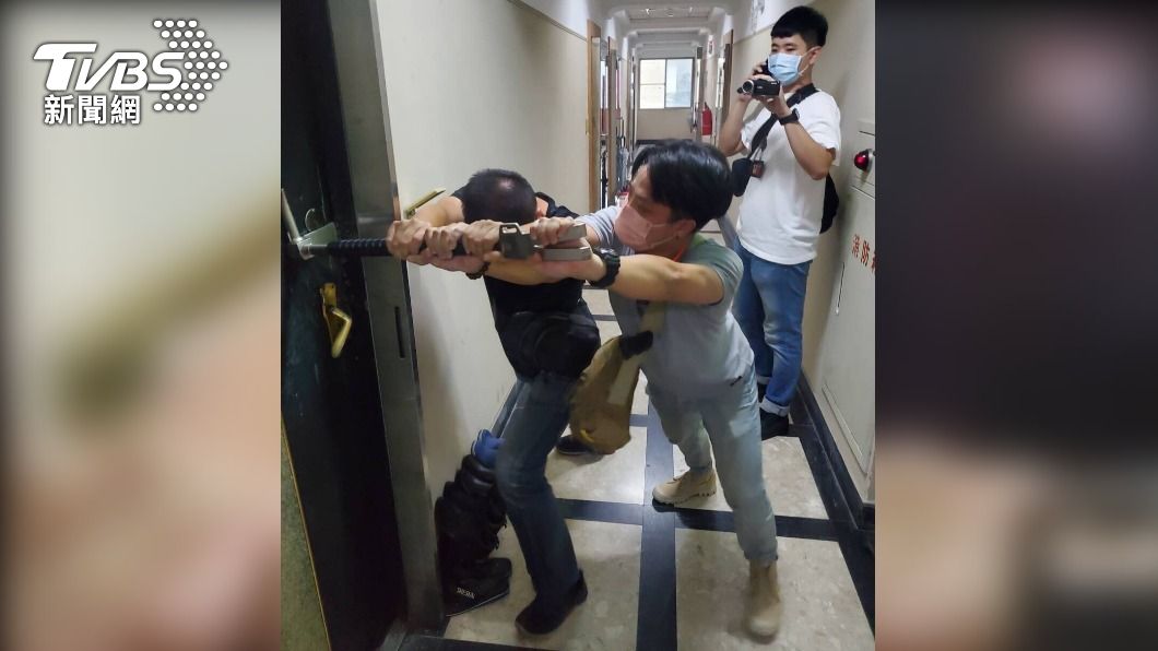 警方循線找到犯嫌住家破門。(圖/TVBS)