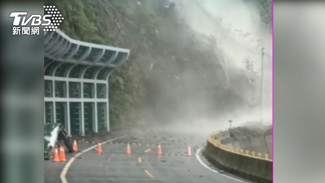 大量土石從山壁滑落。(圖/TVBS)