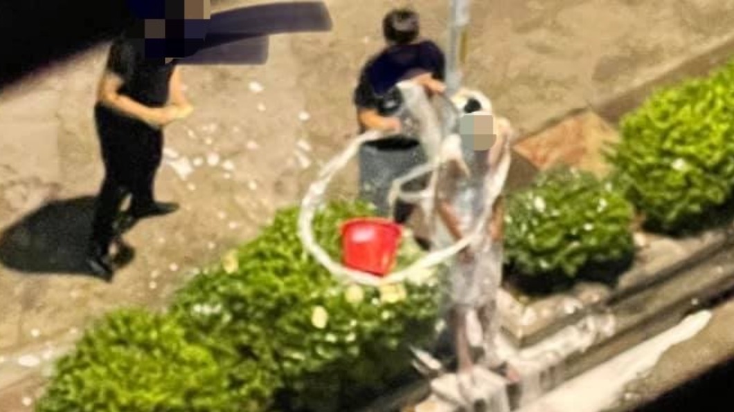 一群人喧嘩不戴口罩。(圖/翻攝自爆怨公社 臉書)