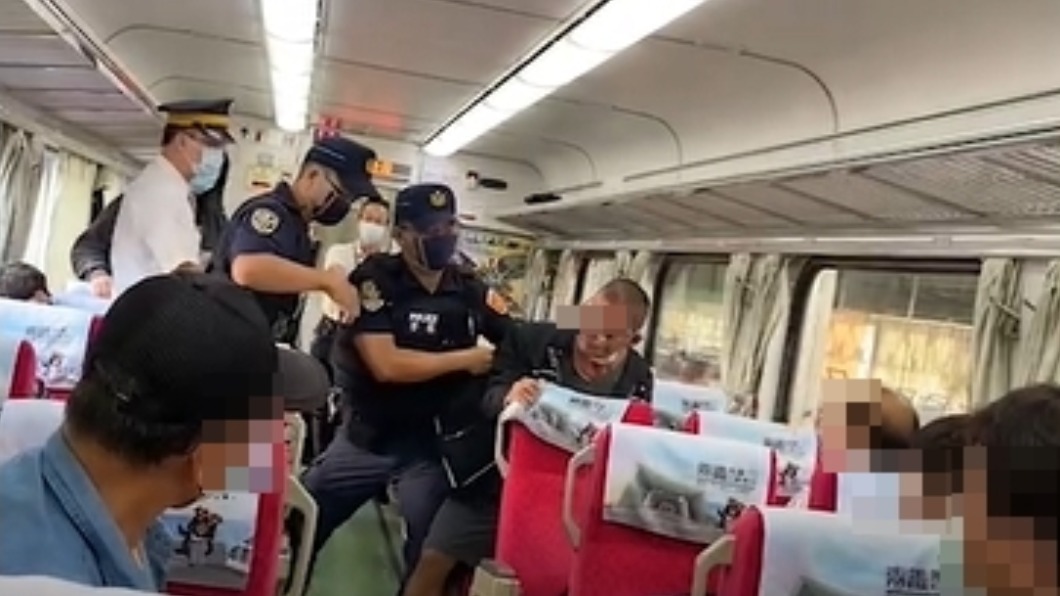 「叫蔡英文出來講!」中年男拒戴罩大鬧火車 2警強制驅離