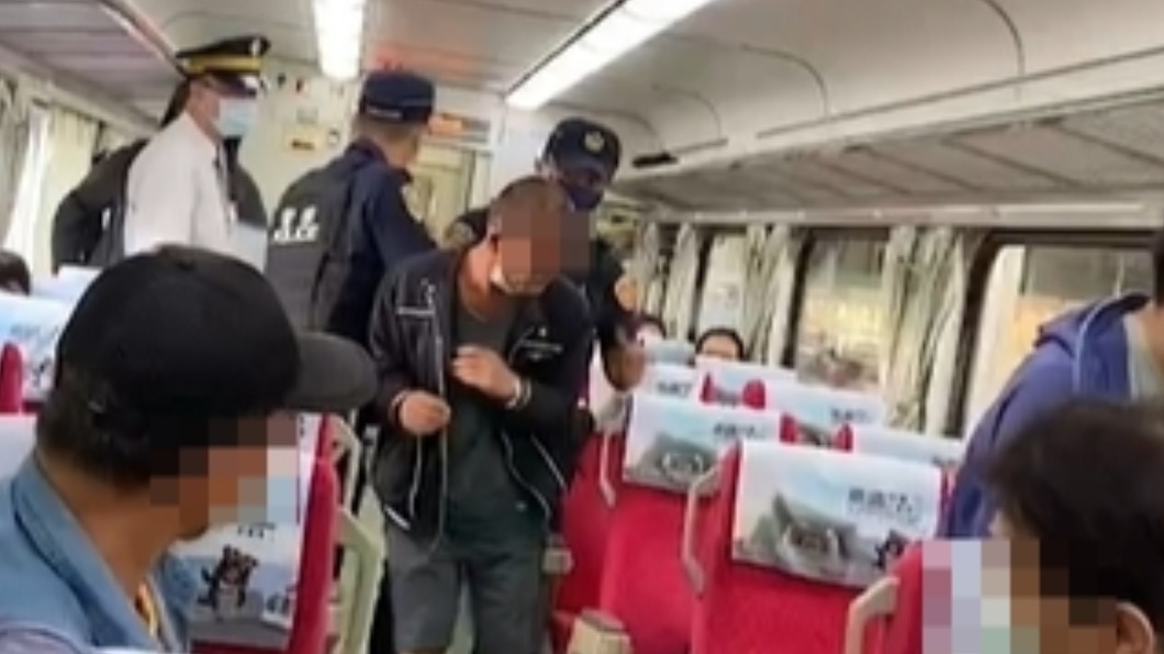陳男遭警方強制架離。(圖/翻攝自網路)