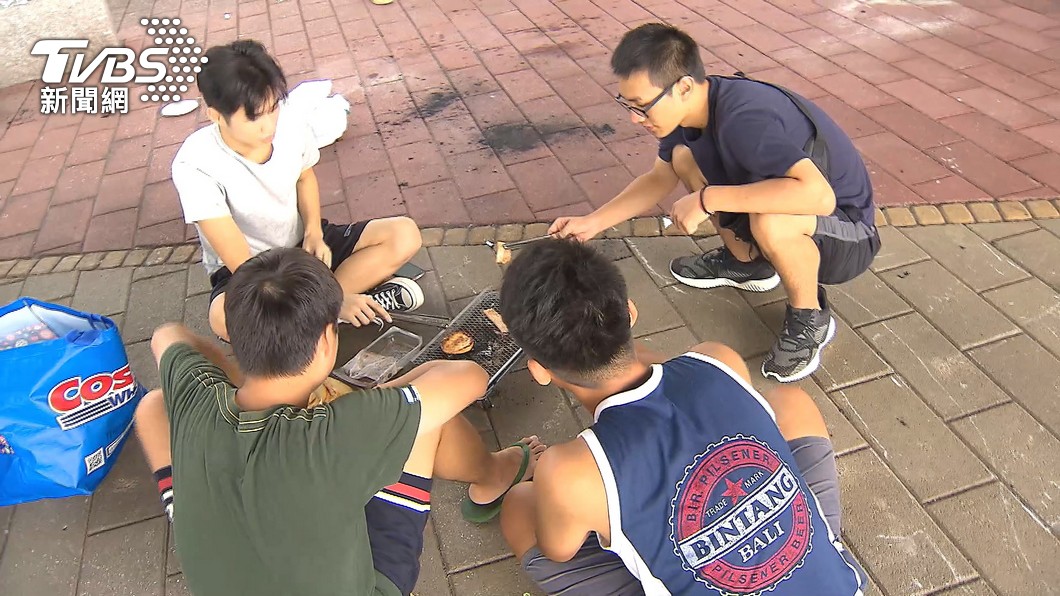 台北市水利處將派員加強巡邏，如果發現民眾在河濱烤肉，將依《台北市公園管理自治條例》開罰1200元以上至6000元以下罰鍰。（圖／TVBS資料畫面）